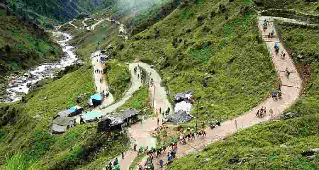 The pilgrims were going towards Garudchatti via a shortcut route after visiting Kedarnath. The pilgrims were going towards Garudchatti via a shortcut route after visiting Kedarnath.