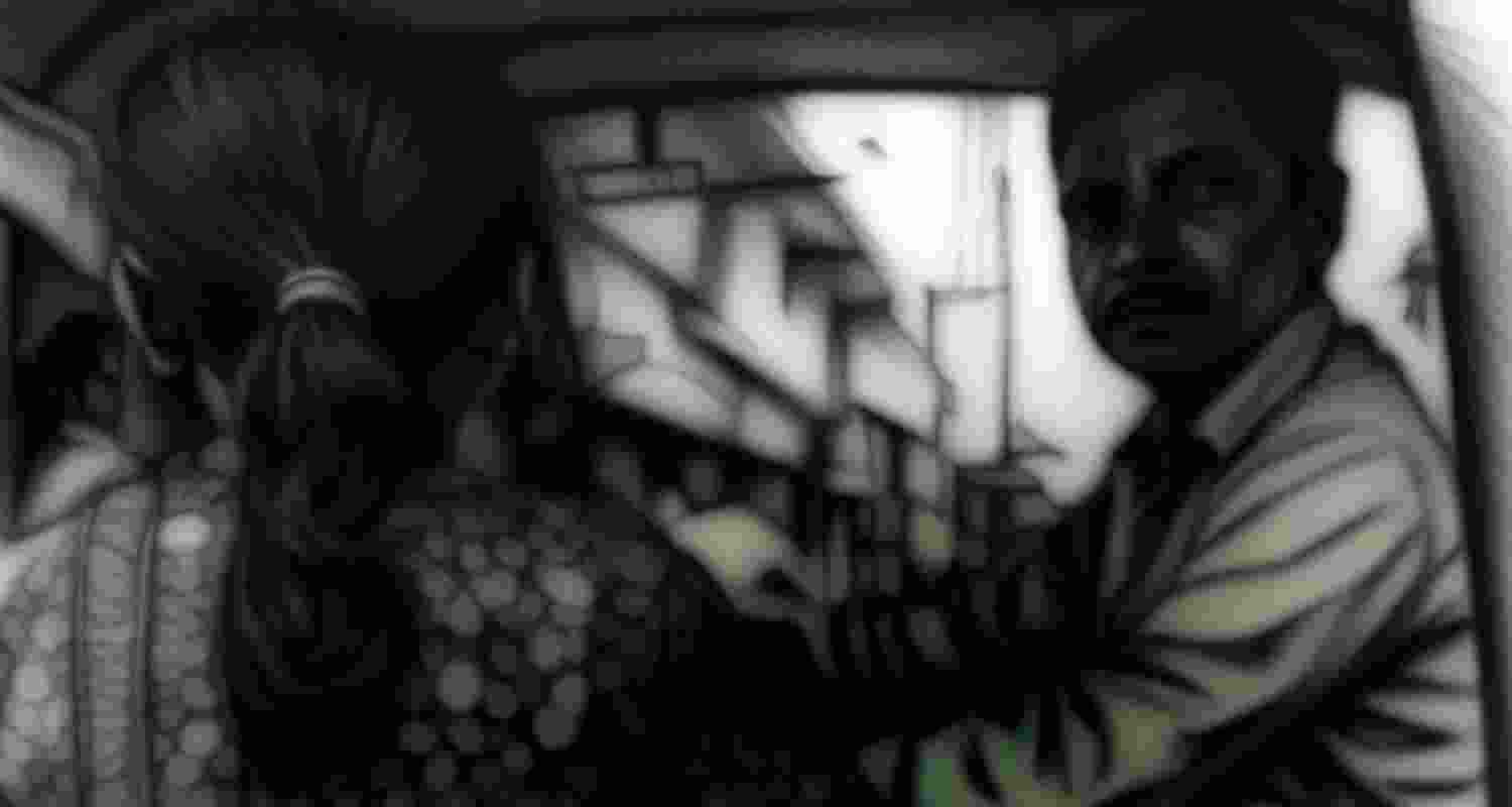 16-yr-old girl foils kidnap bid, hits driver with compass