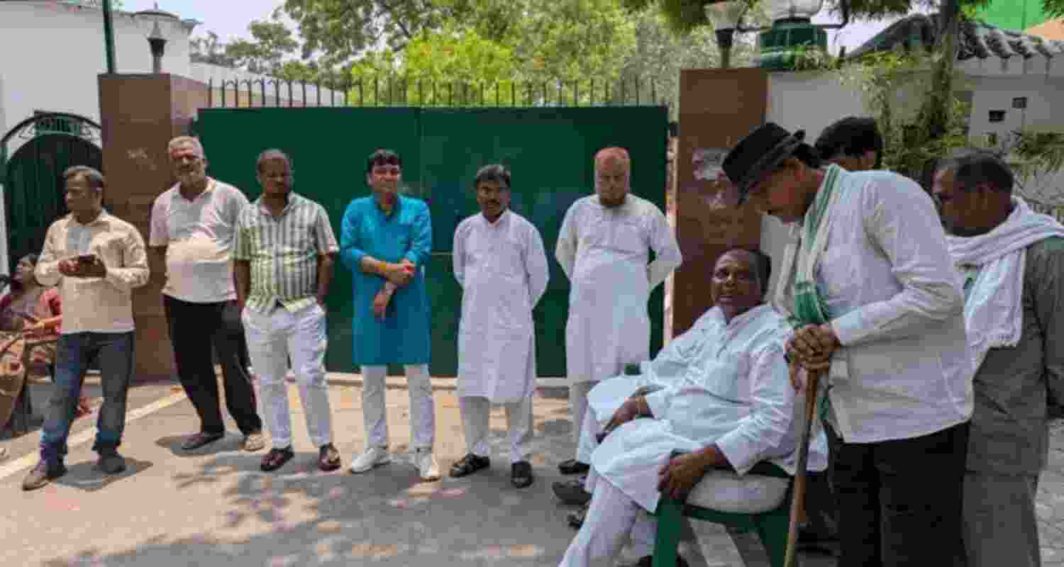 RJD workers guard Lalu-Rabri's home amid security row