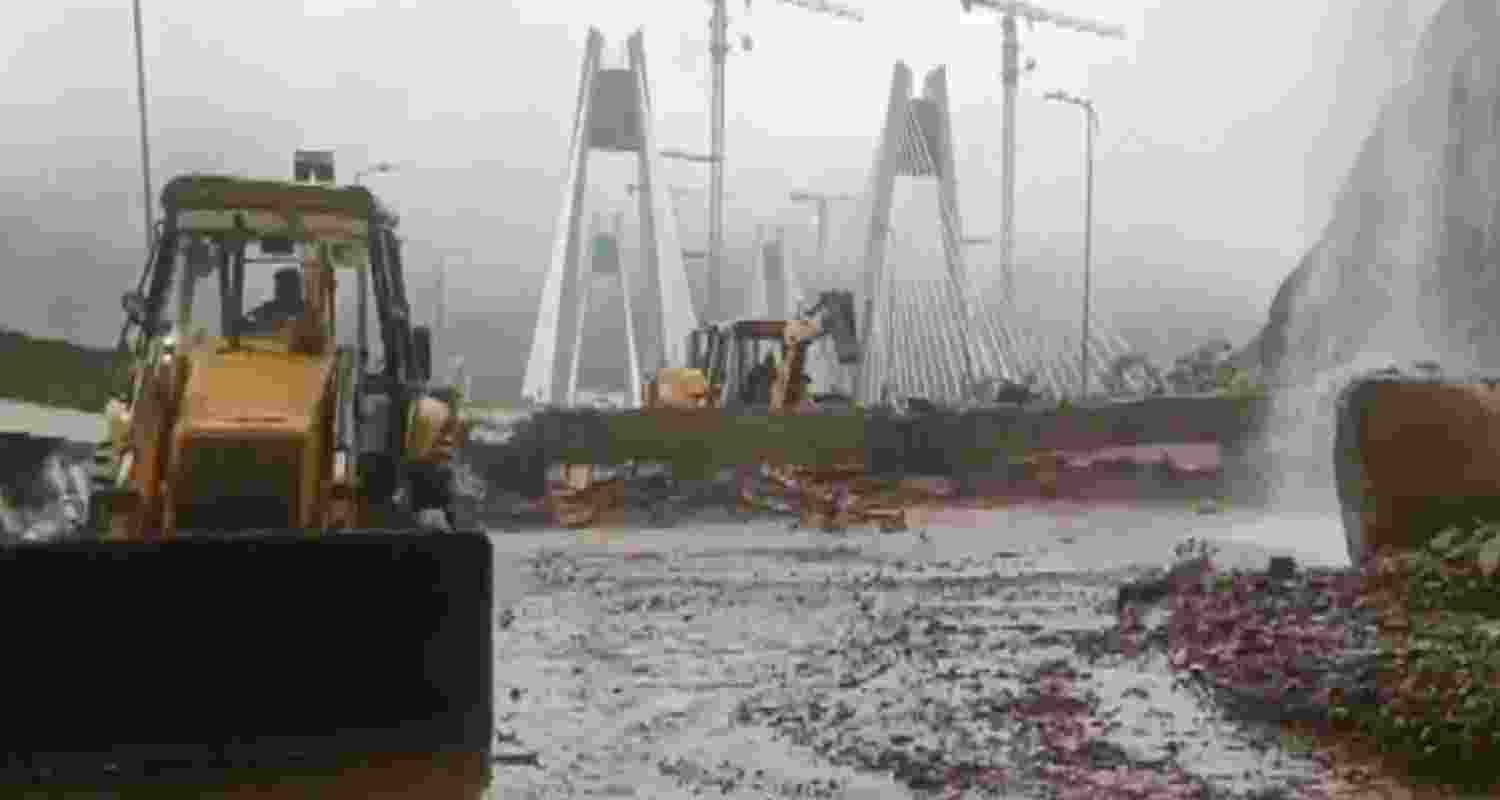 Rain cripples Mumbai-Pune route as landslides halt trains Rain cripples Mumbai-Pune route as landslides halt trains