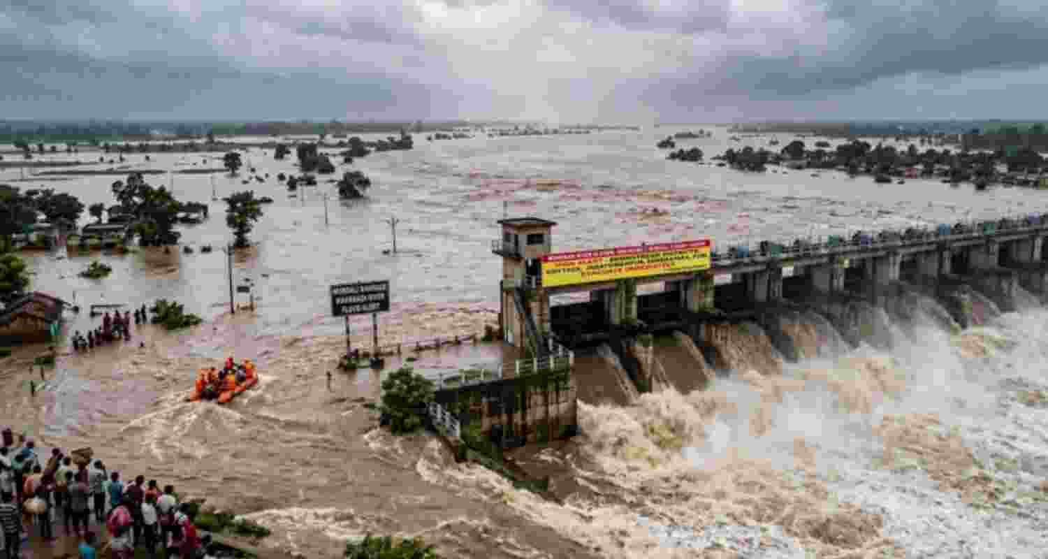 Mahanadi swells, 9.5 lakh cusecs to flow via Mundali