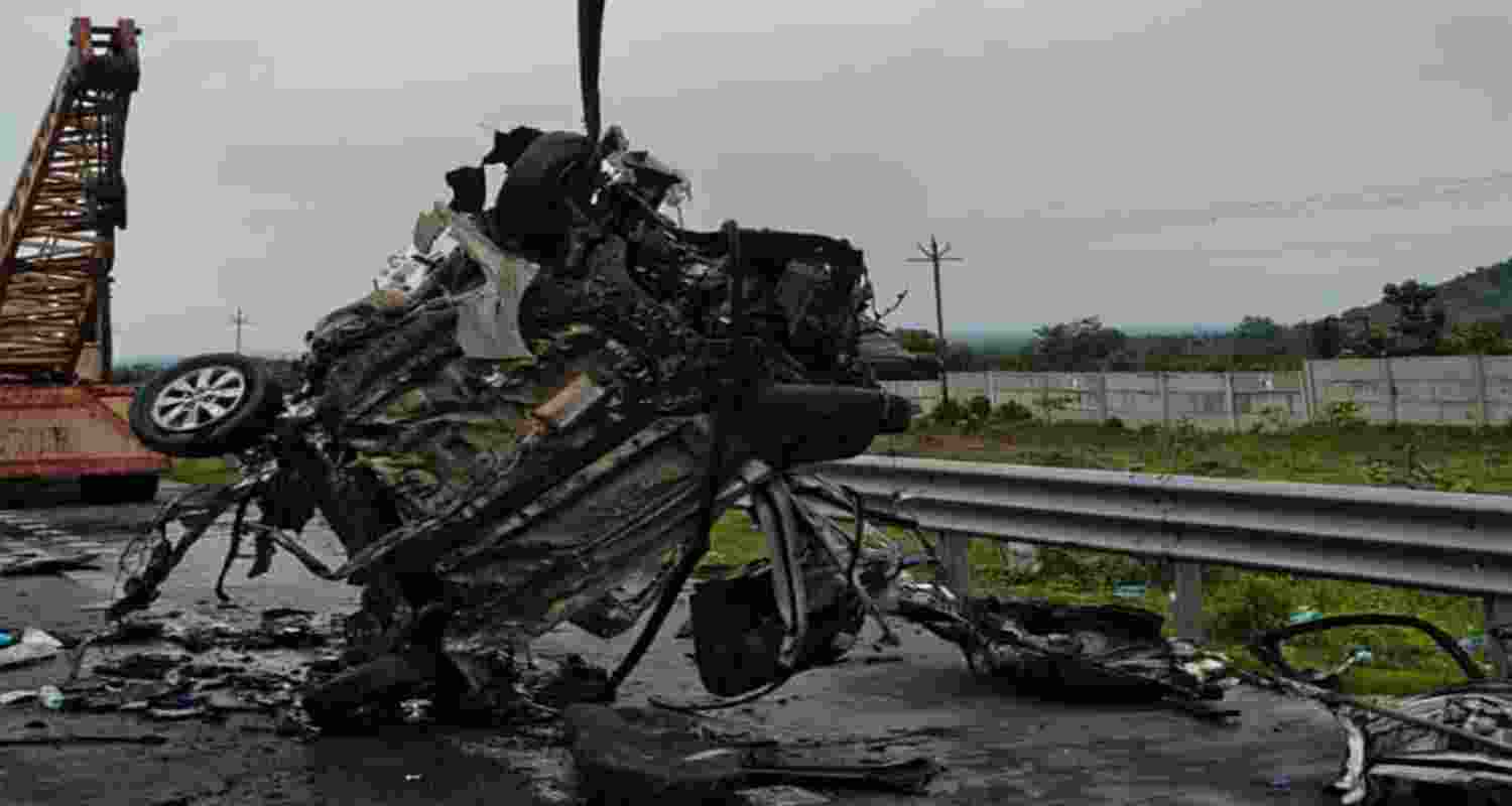 Maharashtra: 5 killed, one hurt in Samruddhi Expressway crash Maharashtra: 5 killed, one hurt in Samruddhi Expressway crash