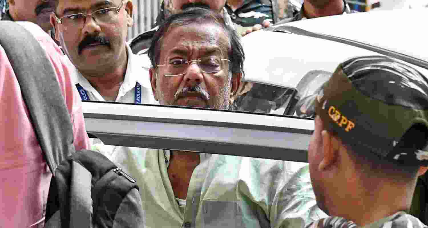 Local sources said Mallick, popularly known as Balu, had returned to his Salt Lake home from Habra earlier in the day. As he entered his office on the ground floor of the house, the young man allegedly lunged at him and struck him in the stomach. 