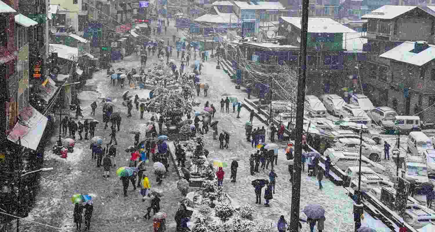 Crowd on the mall road in Himachal Pradesh in Manali recieves snowfall Crowd on the mall road in Himachal Pradesh in Manali recieves snowfall