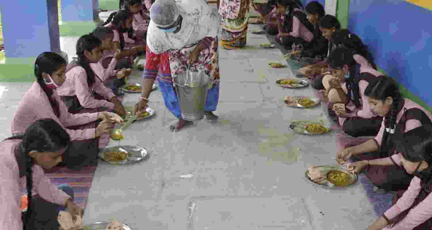 A wedding anniversary celebration at a Nadia school sparked allegations that mid-day meal food was diverted, prompting protests and a police-backed inquiry.