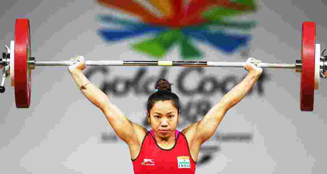 Mirabai Chanu executes a powerful lift in the women’s 48 kg final at Gold Coast 2018.