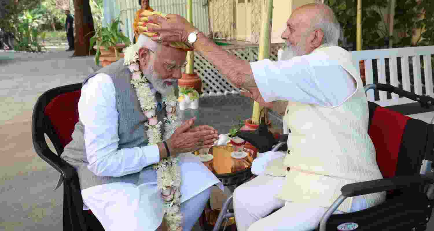 PM Modi seeks royal blessings in Jamnagar PM Modi seeks royal blessings in Jamnagar