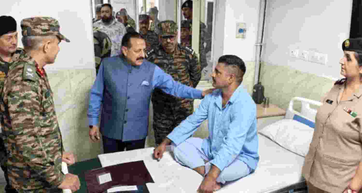Union Minister meets injured soldiers in Military Hospital Union Minister meets injured soldiers in Military Hospital
