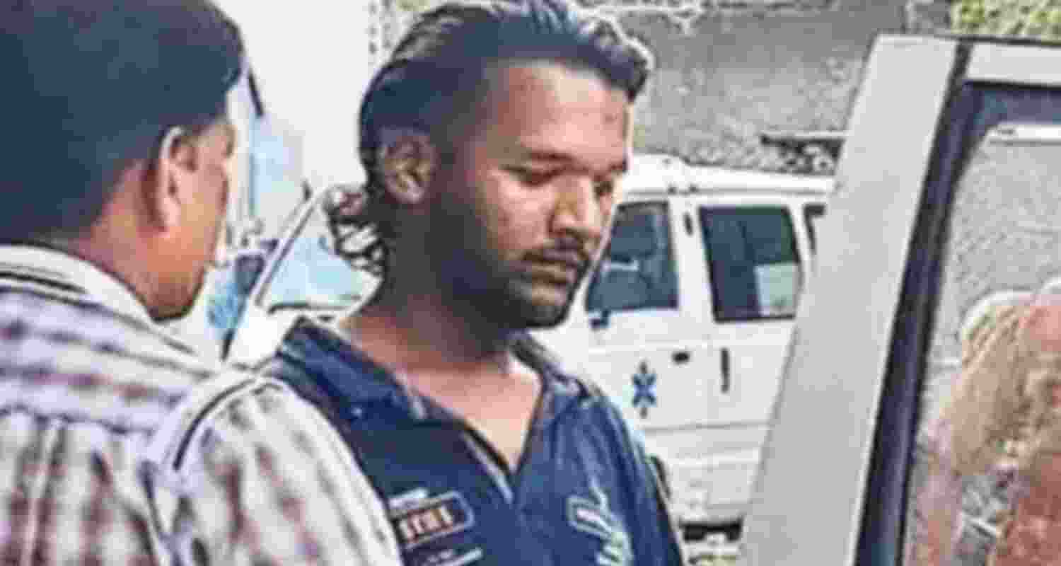 Mumbai Er gave info about submarines, warships to Pak for 'money'