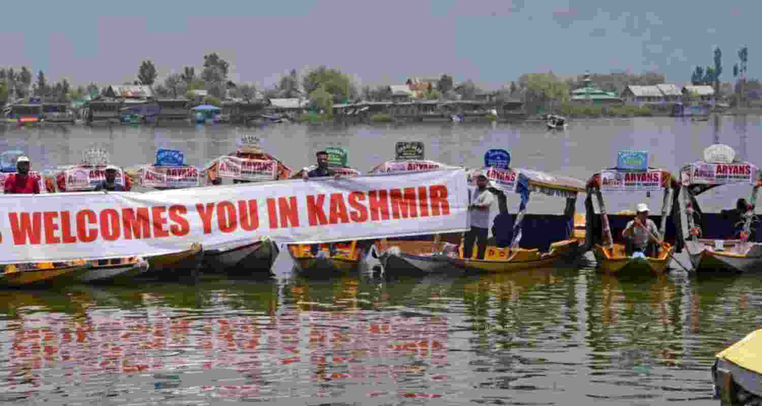 To boost tourism, Apni Party takes out Shikara Rally in Dal Lake