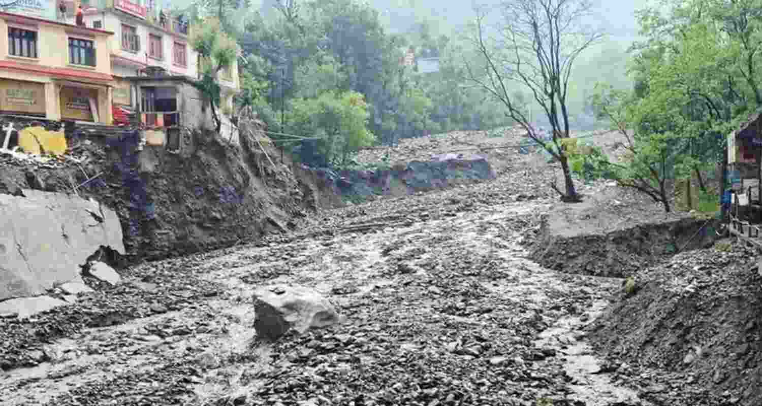 Vehicles, locals' trapped' under landslide debris in Ramban