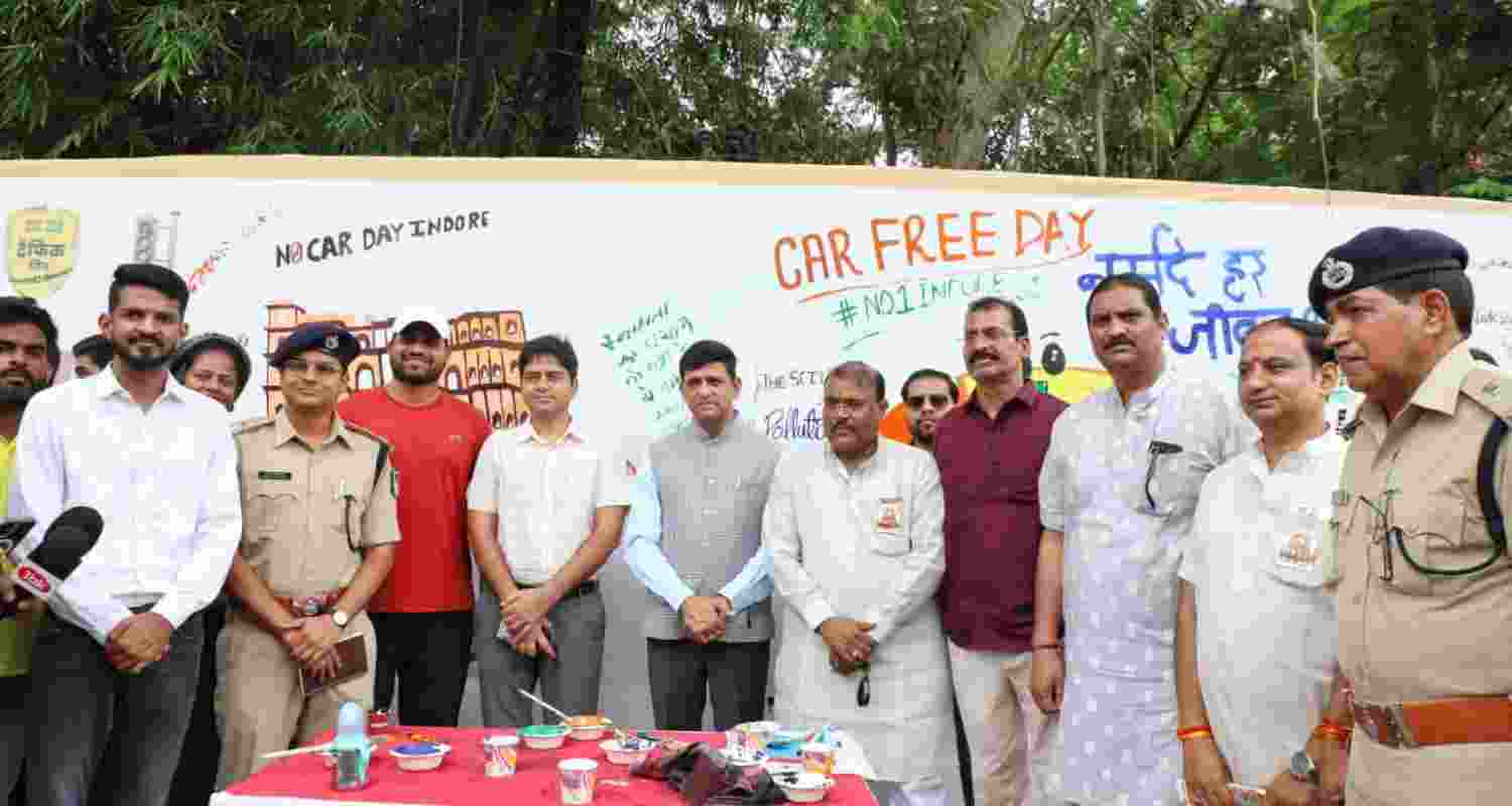 Mahendra Hardia, Sumit Mishra, Nandkishor Paharia, along with public representatives, traffic and police administration, volunteers of the Traffic Mitra Maha Abhiyan, and local residents were present to observe 'No Car Day'. 
