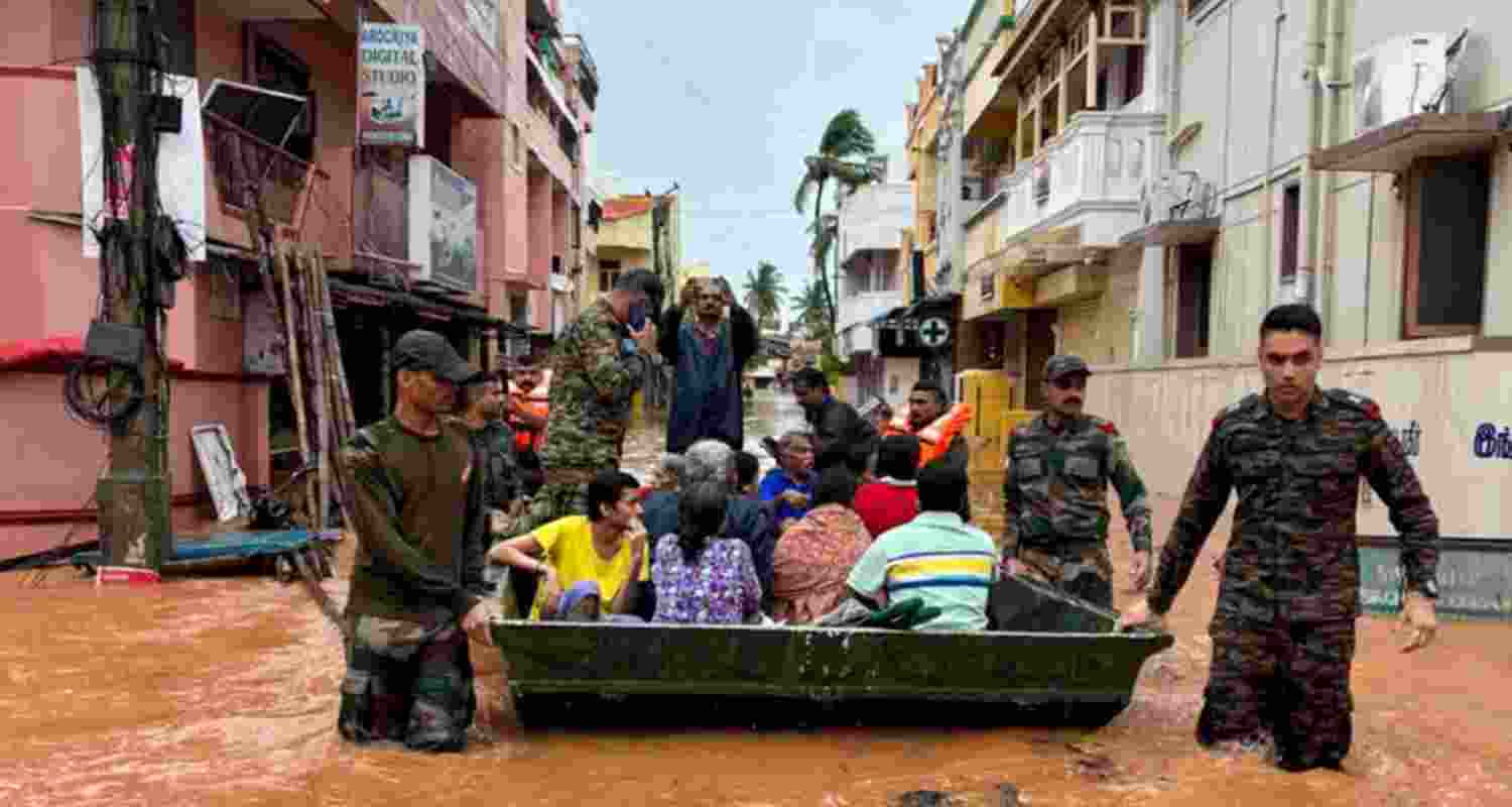 Cyclone Fengal paralyses life in Pondy, Tamil Nadu