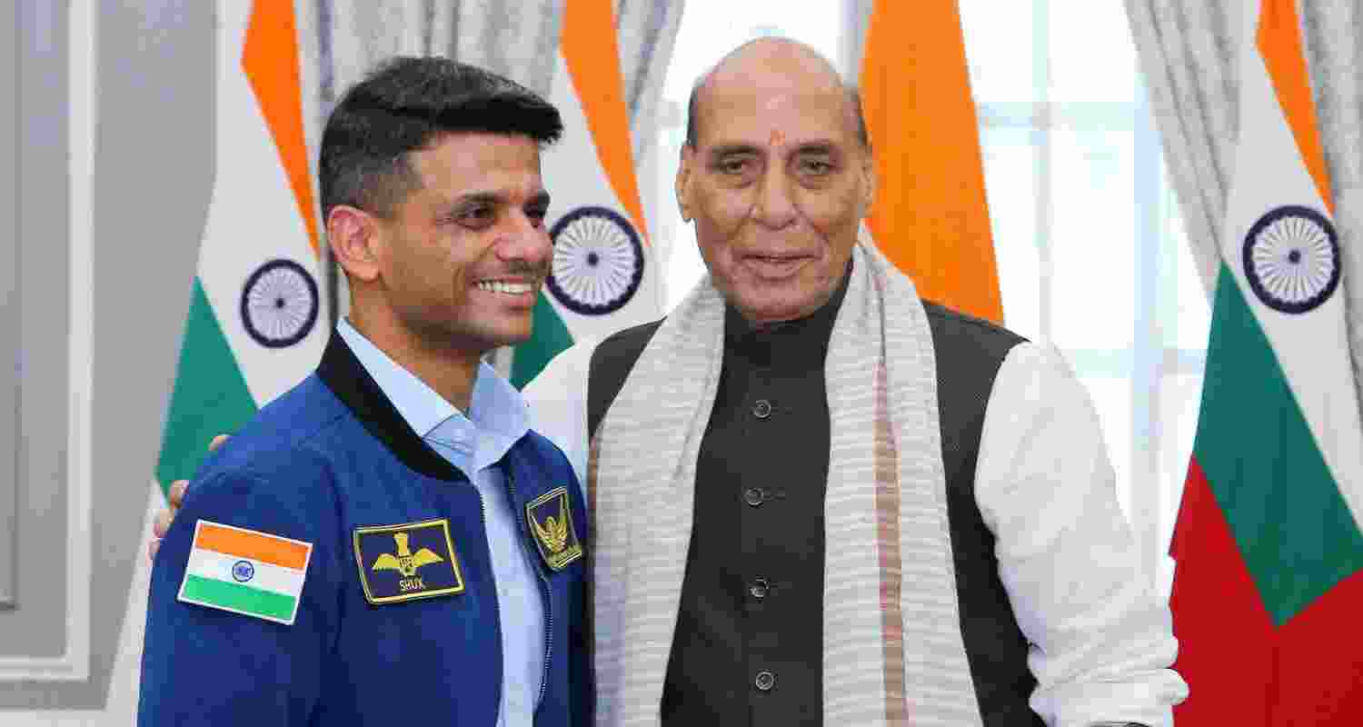 Grp Capt Shukla meets Defence Minister