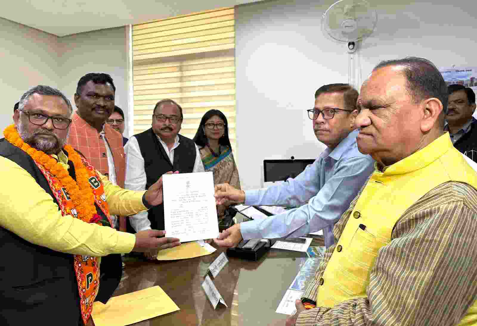 Image of BJP's Pradeep Verma and Jharkhand Mukti Morcha’s Sarfaraz Ahmed. 