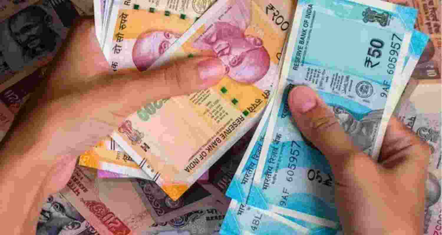 Rupee falls 28 paise to 95.64 against US dollar in early trade