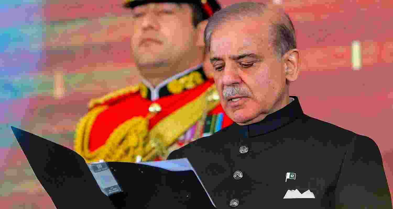 An image of Pakistan PM Shahbaz Sharif taking oath.