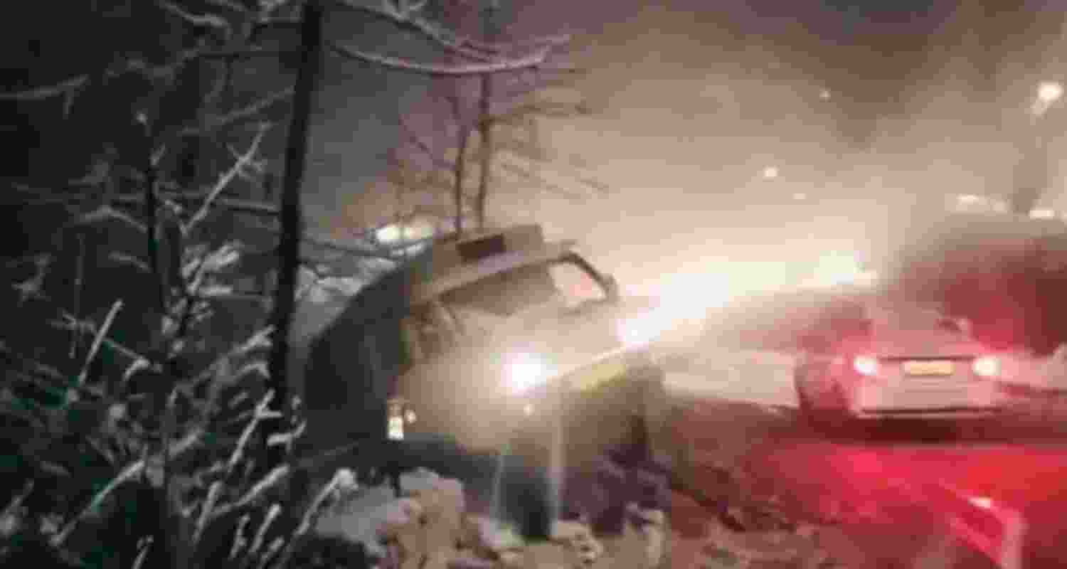 Man jumps out of truck in Manali. Photo Credit: X