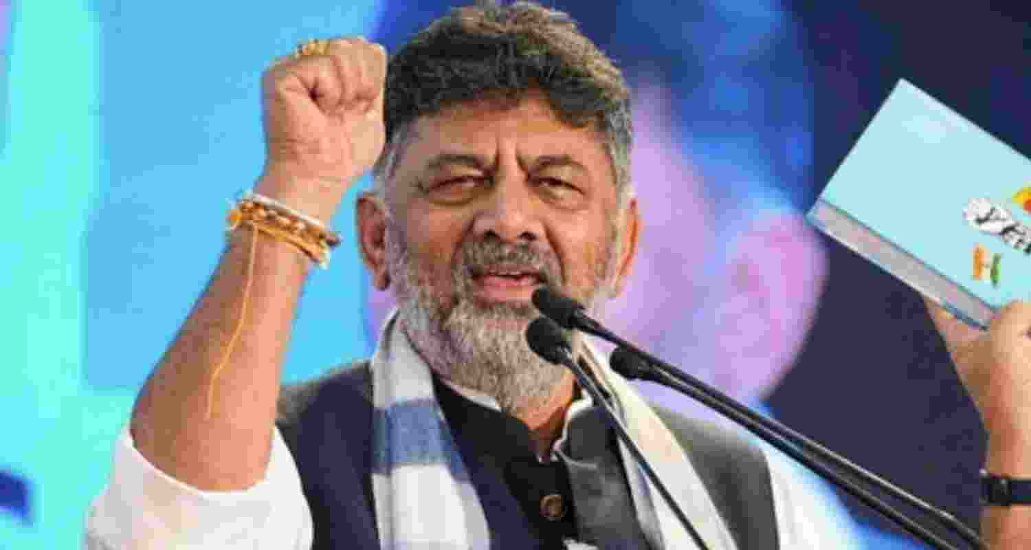 Shivakumar attends dinner meet with over 40 K'taka MLAs