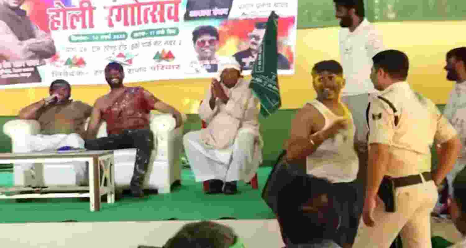 Tej Pratap Yadav’s 'thumka' order to cop sparks controversy Tej Pratap Yadav’s 'thumka' order to cop sparks controversy