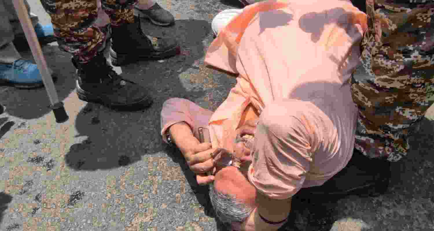 TMC MP Kalyan Banerjee sustained a head injury during a clash between TMC and BJP workers outside Chanditala Police Station in Hooghly.