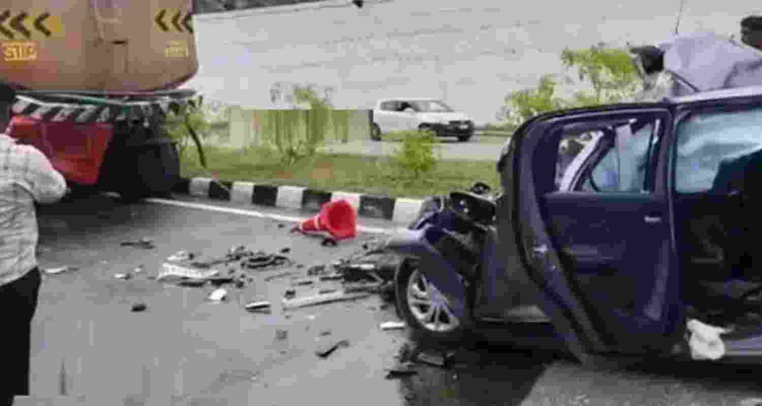 5 killed as car crashes into stationary lorry on TN highway
