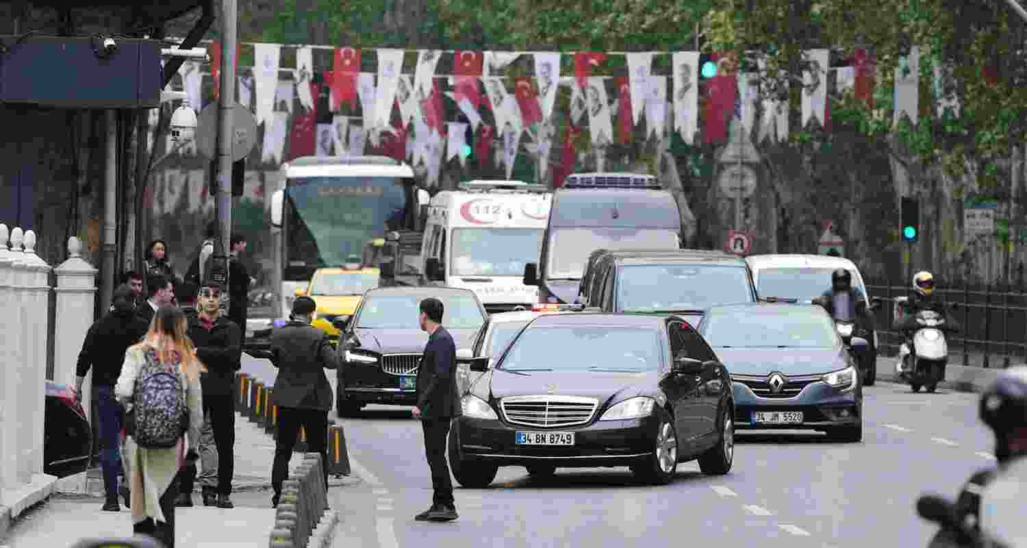 Vehicles arrive at Turkish Presidency's Dolmabahce office, where Russia the direct talks might happen.