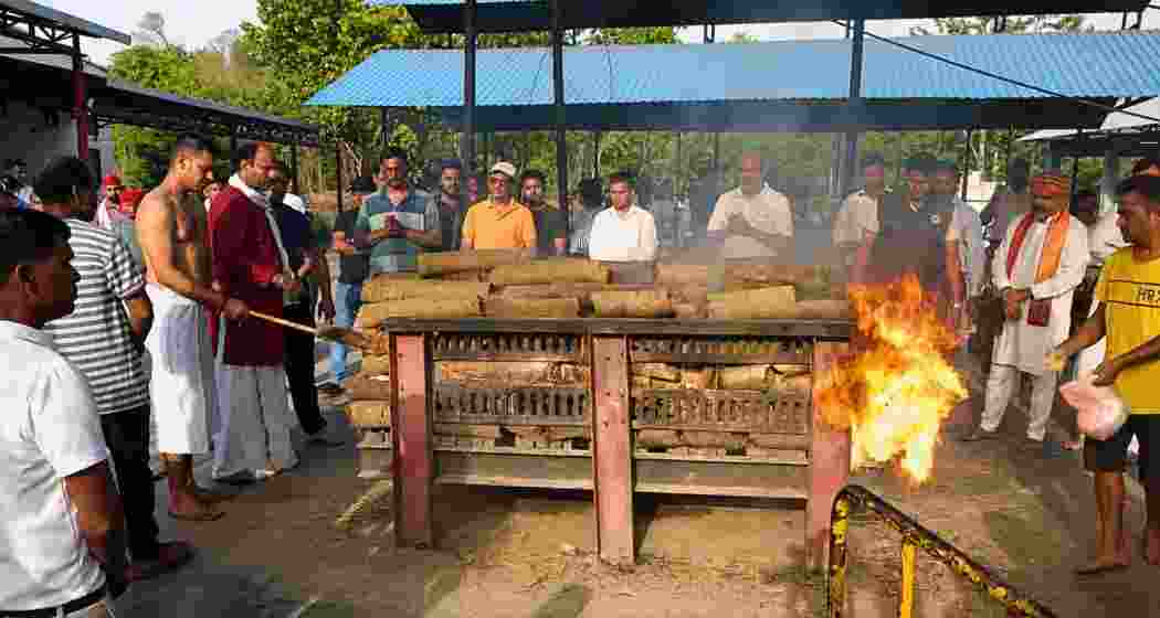 Family members and relatives perform the last rites of former model-turned-actor Twisha Sharma at Bhadbhada Vishram Ghat in Bhopal on Sunday following a second autopsy ordered by the Madhya Pradesh High Court.