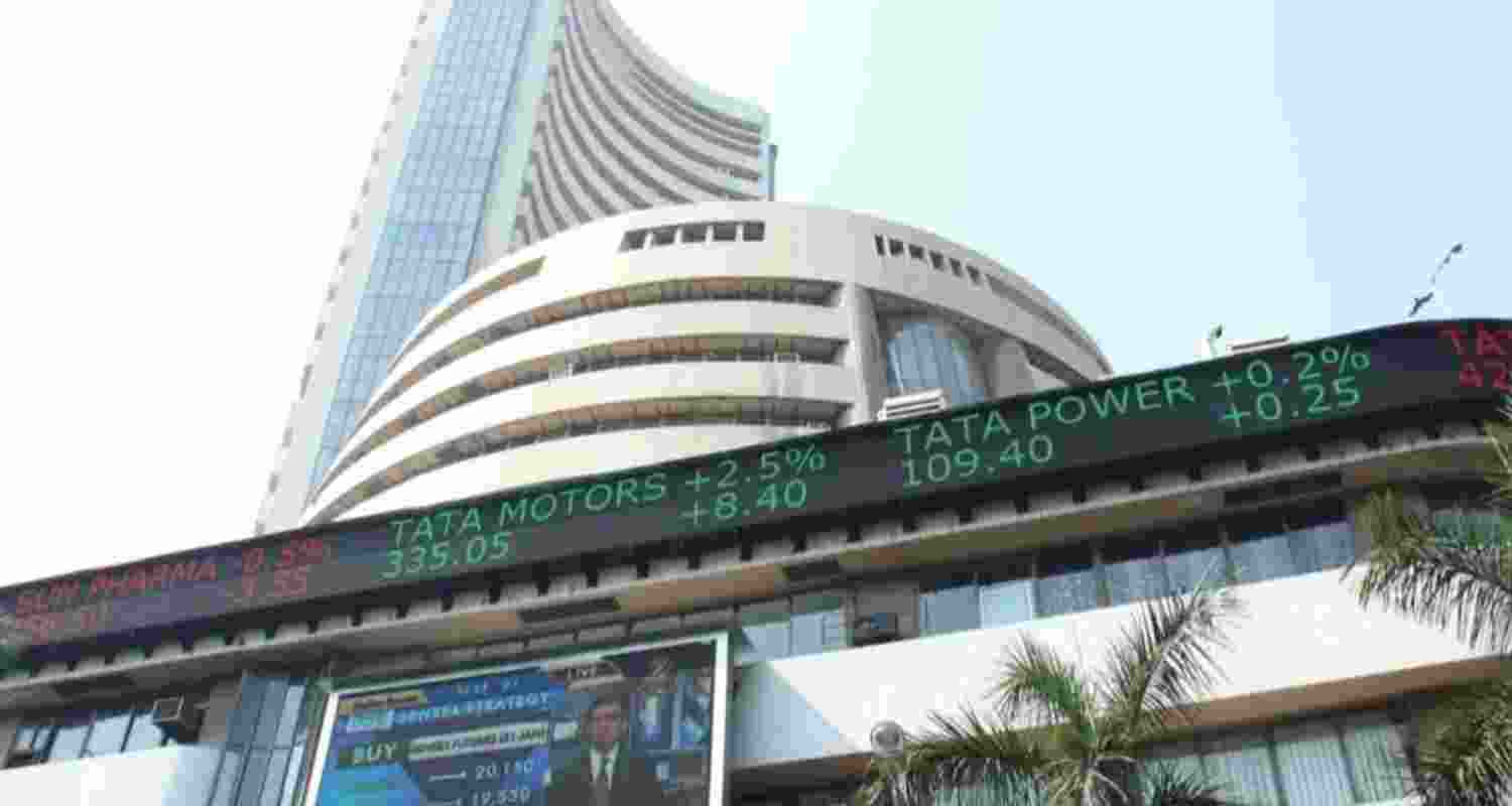 Sensex drops 528 pts; Nifty tumbles 162 pts 