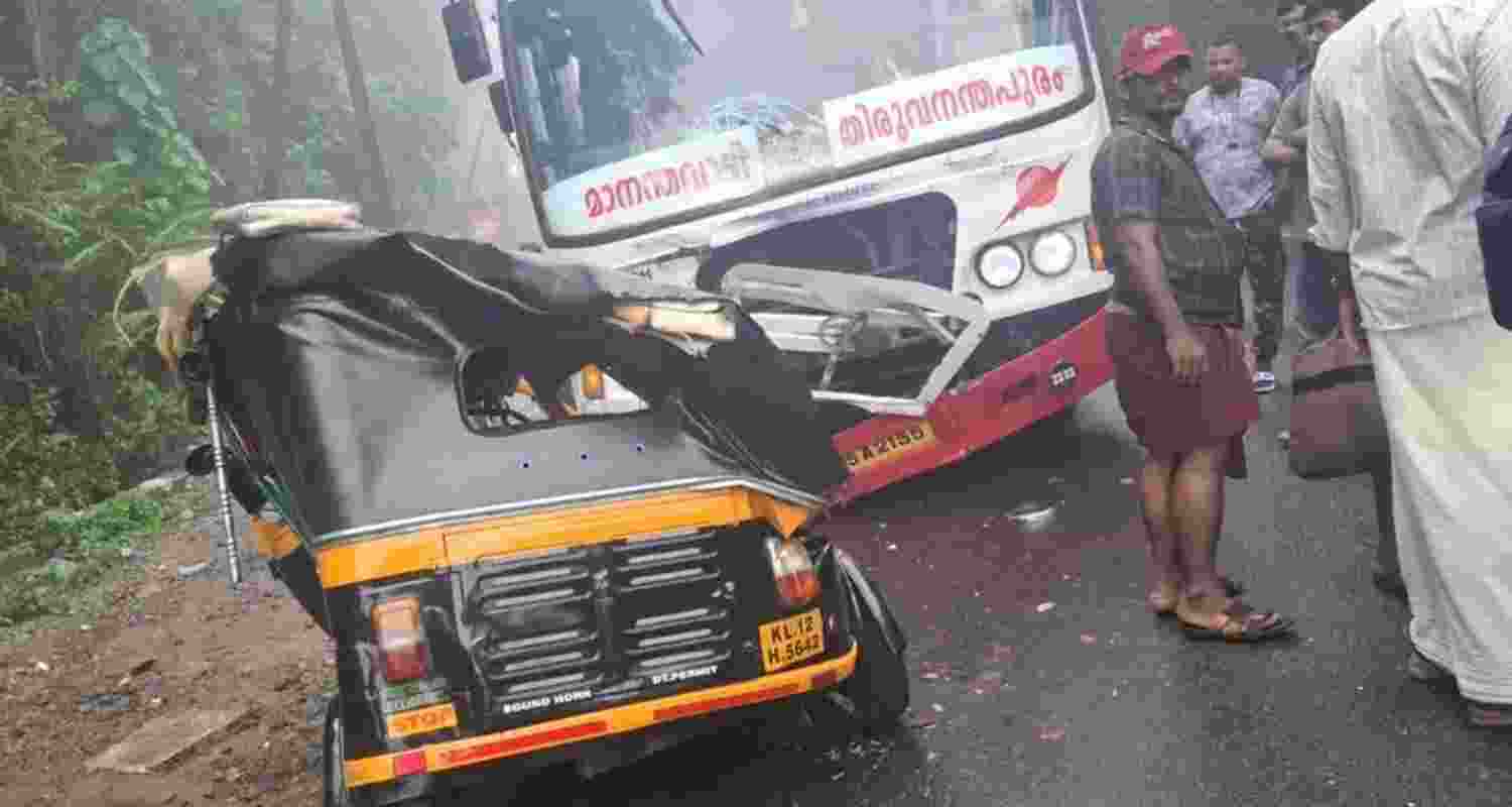 The accident took place around 7 am at Kunnathidavaka near Old Vythiri along the Kozhikode road.