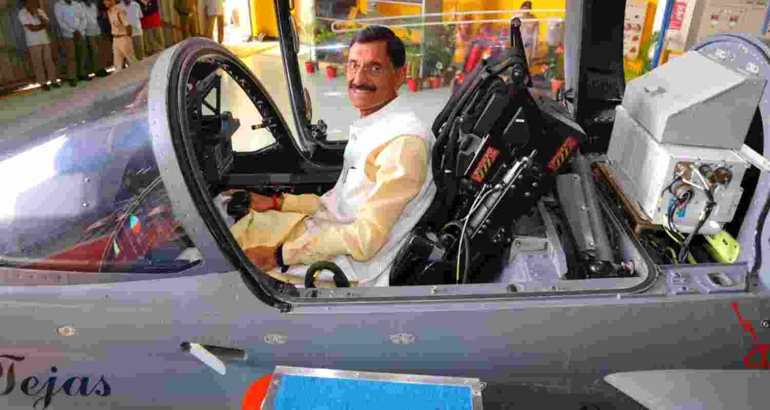 Minister Praises HALs Role in 'Atmanirbhar Bharat'. Minister Praises HALs Role in 'Atmanirbhar Bharat'.