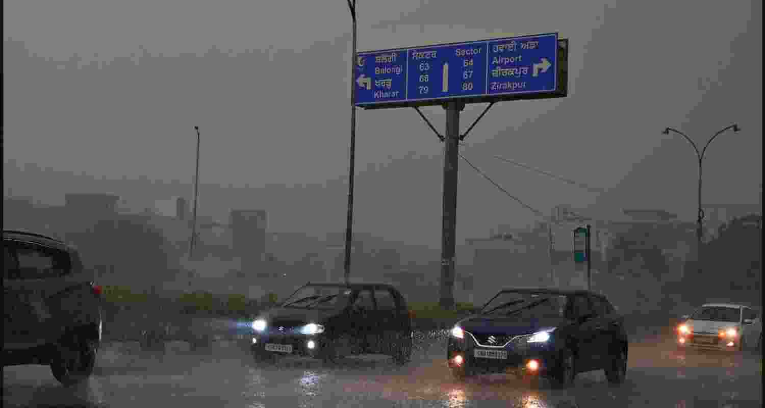 Heavy rainfall alert for Tamil Nadu and thunderstorms in Delhi. Heavy rainfall alert for Tamil Nadu and thunderstorms in Delhi.