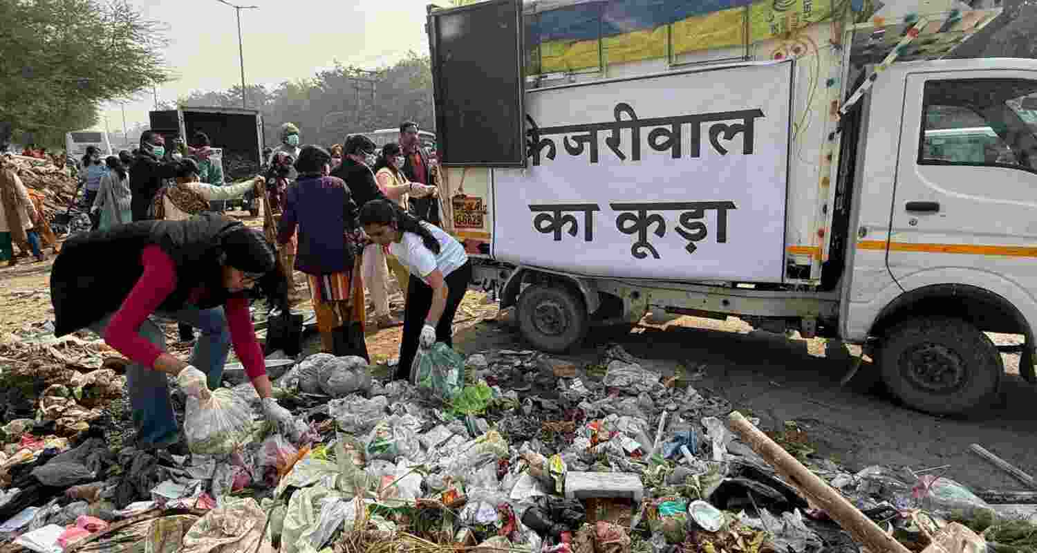 Swati Maliwal protests Delhi garbage crisis at CM house.