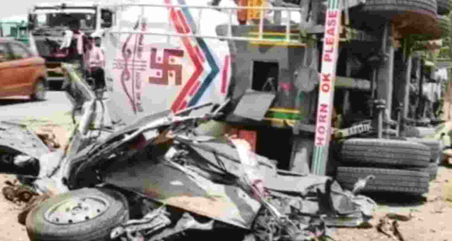 Fatal crash in Dudu claims eight lives in horrific accident.