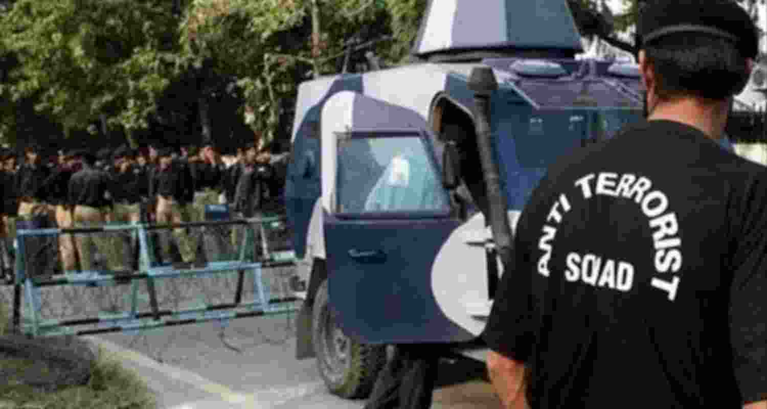 Gujarat ATS Arrests Spy Aiding Pakistani Agent. Gujarat ATS Arrests Spy Aiding Pakistani Agent.