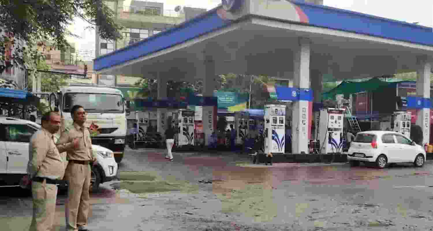 Delhi shelves fuel rule for 10-15 year-old vehicles.