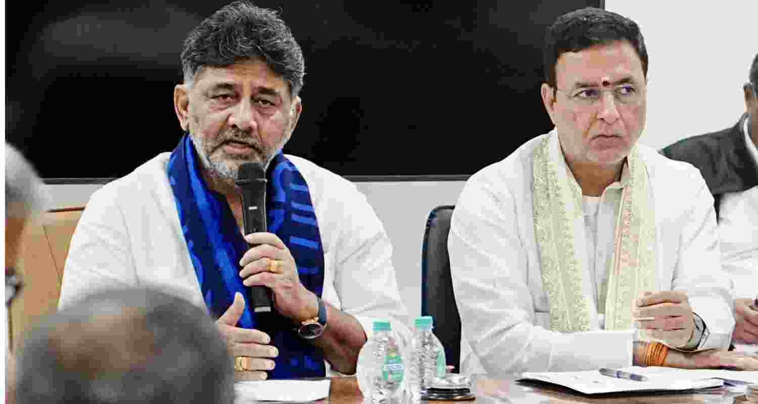 Karnataka Dy CM vows to stand firmly with Congress party.