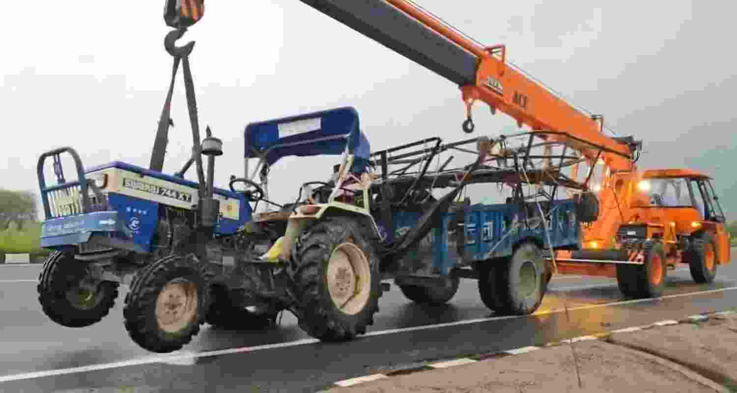 Container truck hits tractor in Bulandshahr eight dead.