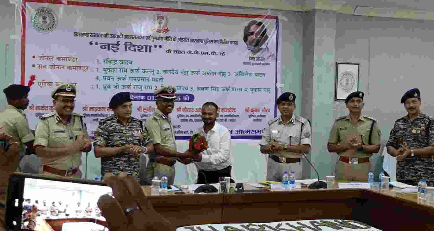 9 JJMP extremists surrender with arms in Jharkhand.