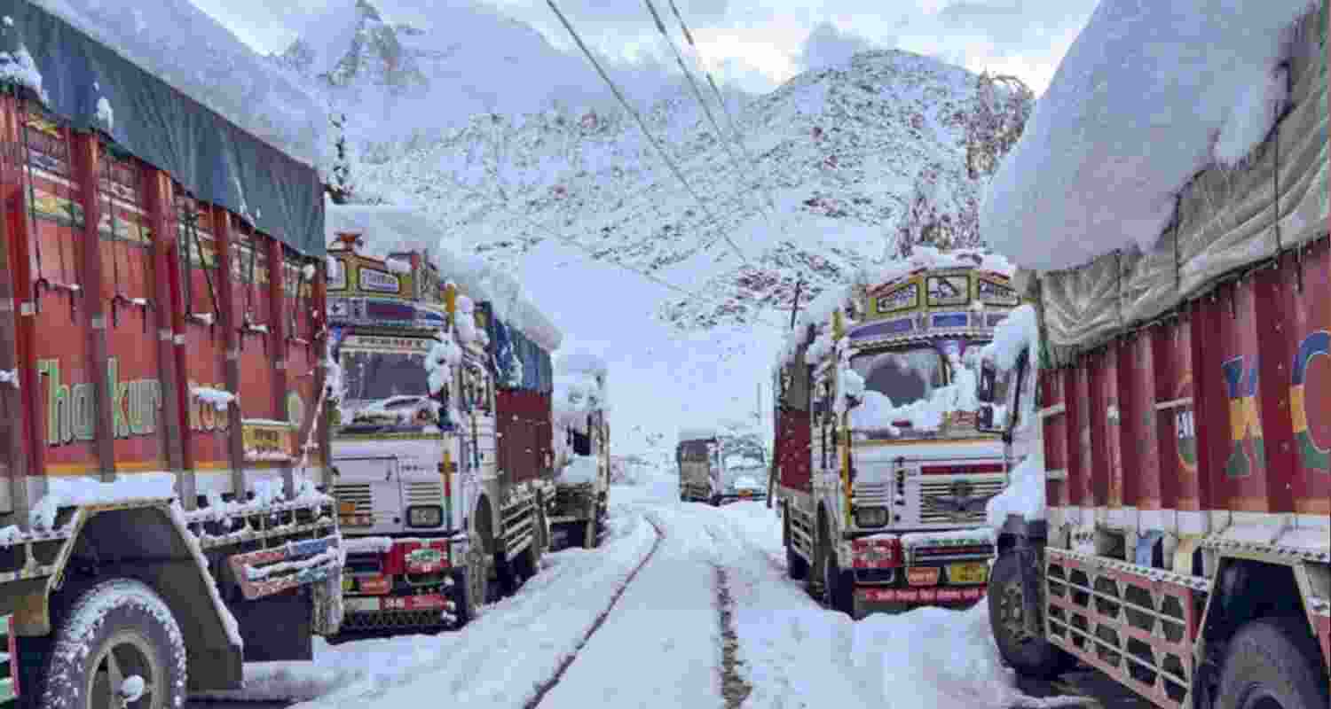  Lahaul and Spiti: Vehicles in a queue as traffic disrupted on Manali-Leh Highway due to heavy snowfall, in Lahaul and Spiti, Wednesday.