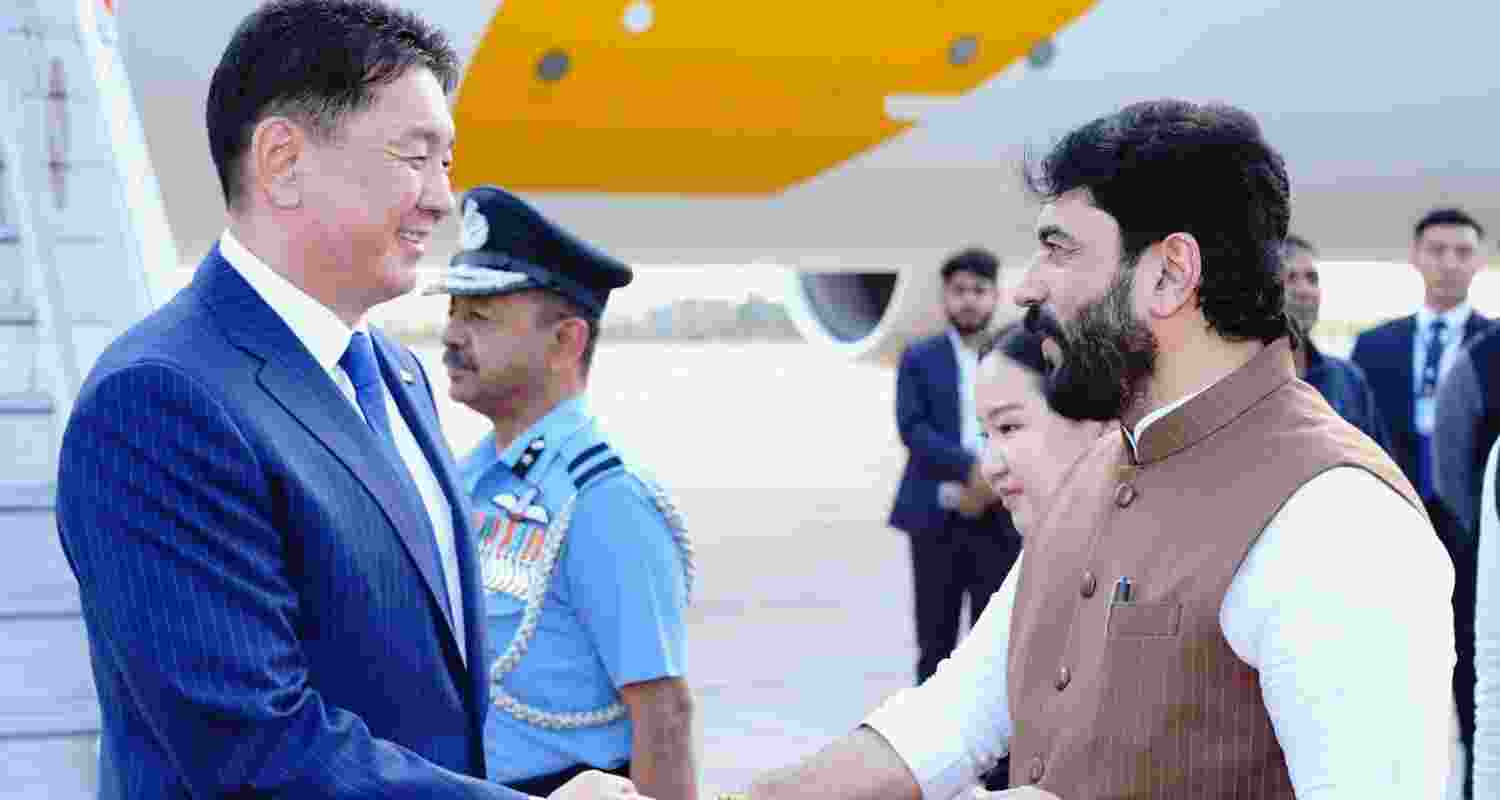 India Welcomes Mongolian President with Ceremonial Guard.