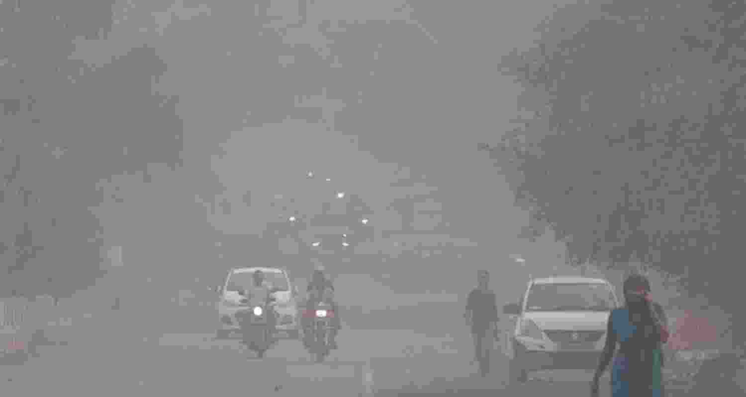 Delhi’s AQI hits 451 as post Diwali smog thickens.