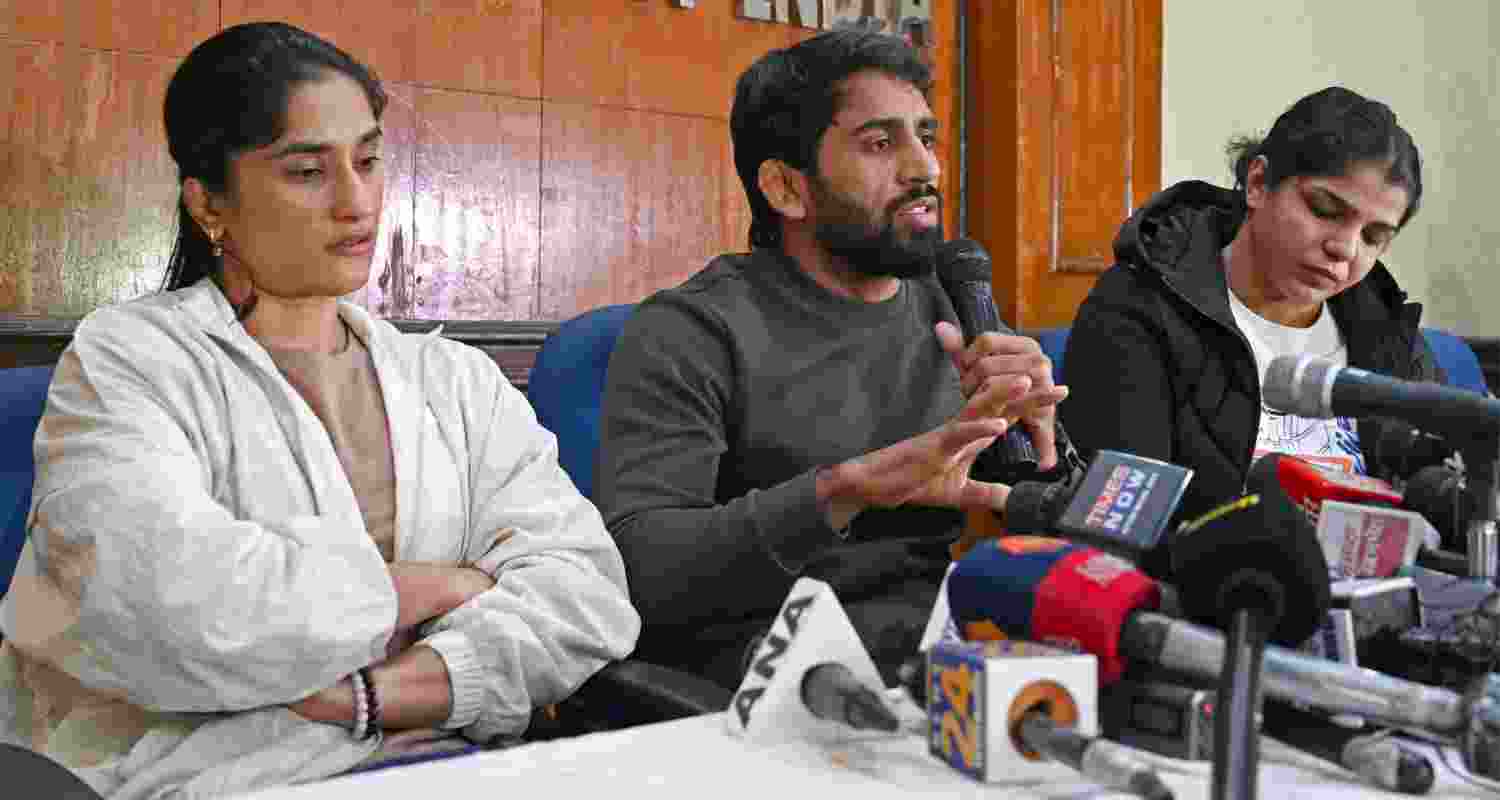 Vinesh Phogat, Bajrang Punia and Sakshi Malik briefing the press. Image X. Vinesh Phogat, Bajrang Punia and Sakshi Malik briefing the press. Image X.
