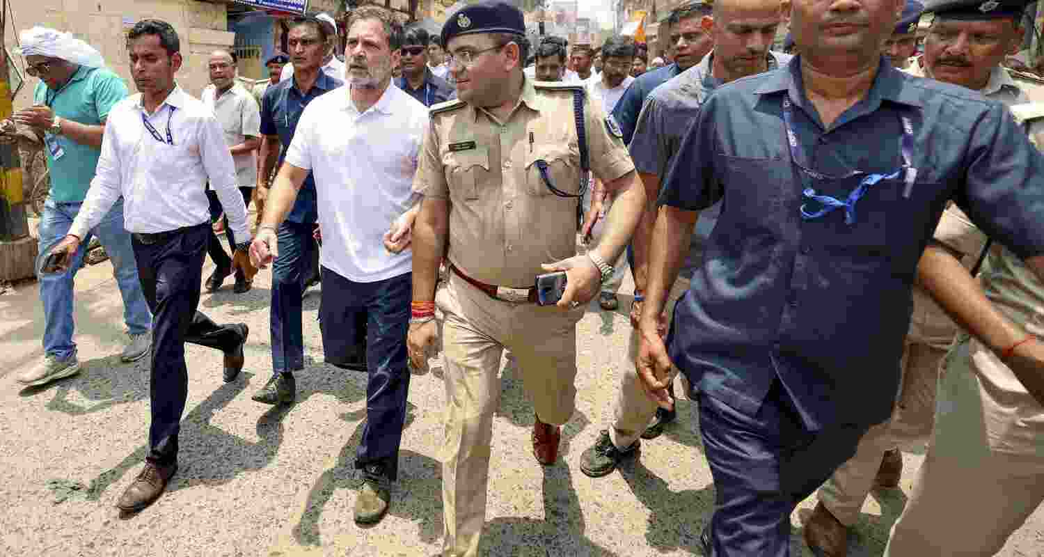 Congress protests after Rahul Gandhi stopped.