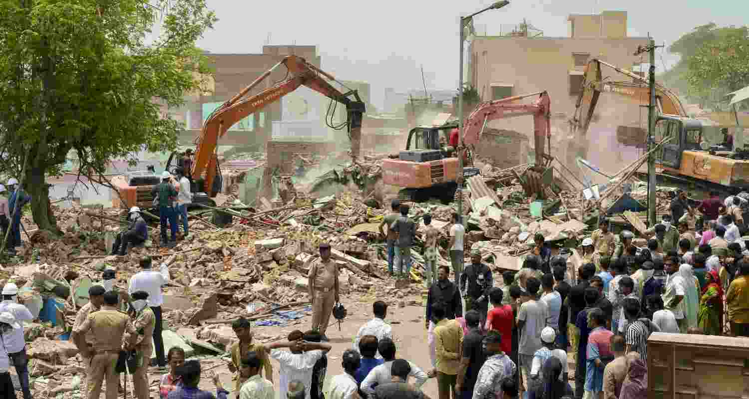 3000 police deployed for lake demolition.