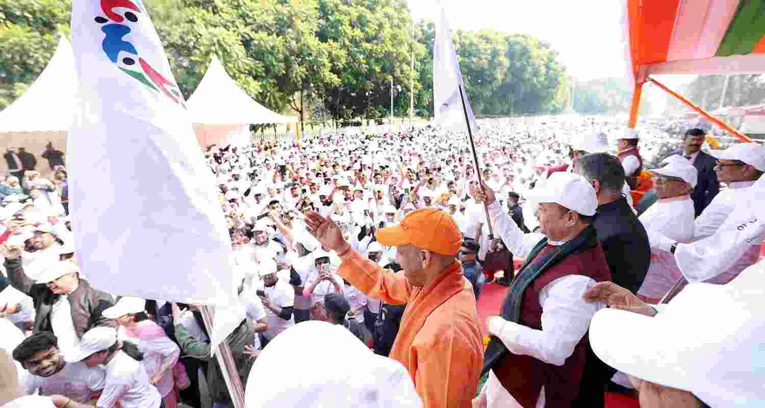 CM Yogi flags off 'Run for Cooperative Marathon' in Lucknow CM Yogi flags off 'Run for Cooperative Marathon' in Lucknow