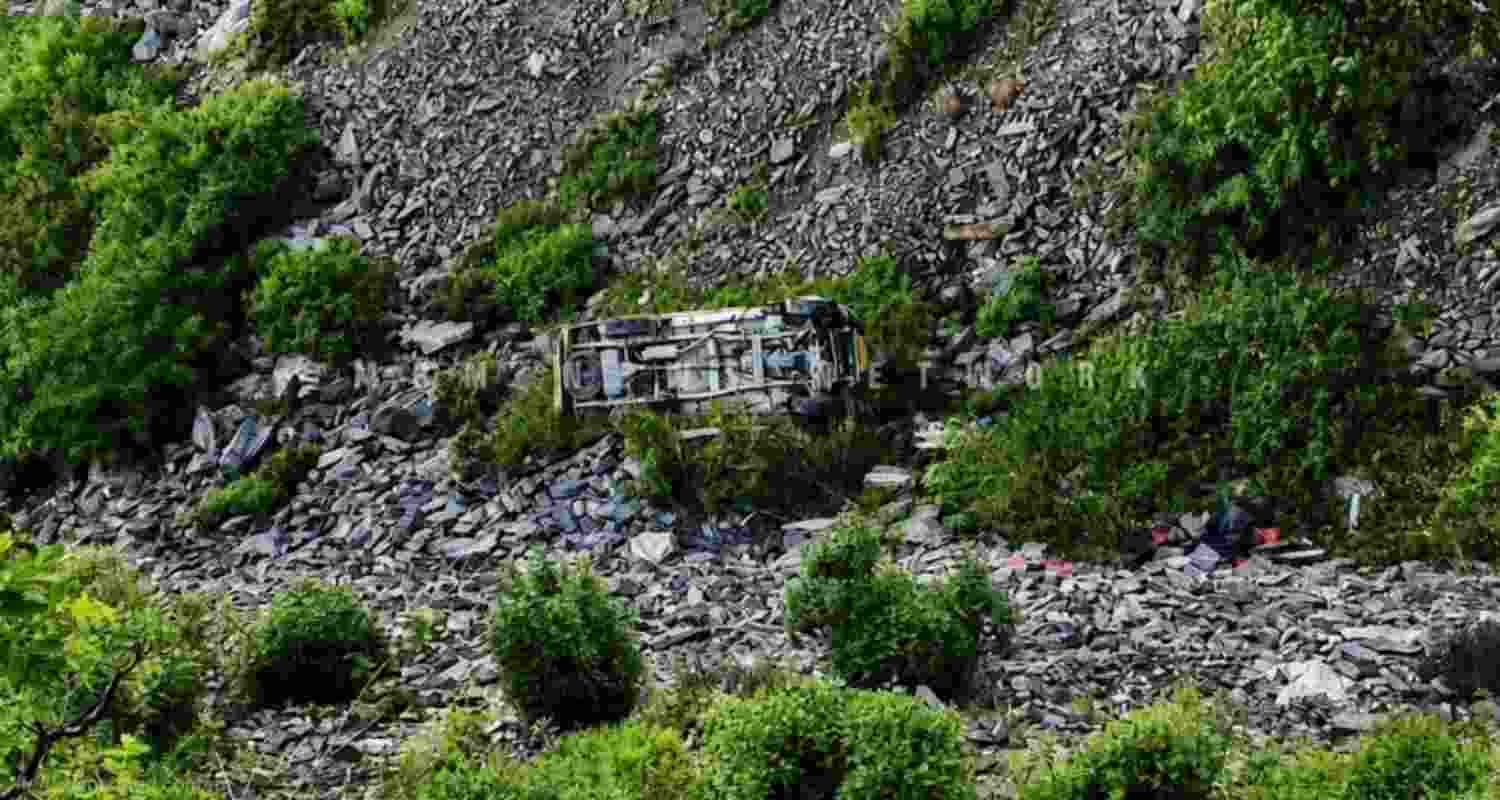 Vehicle that fell into the gorge