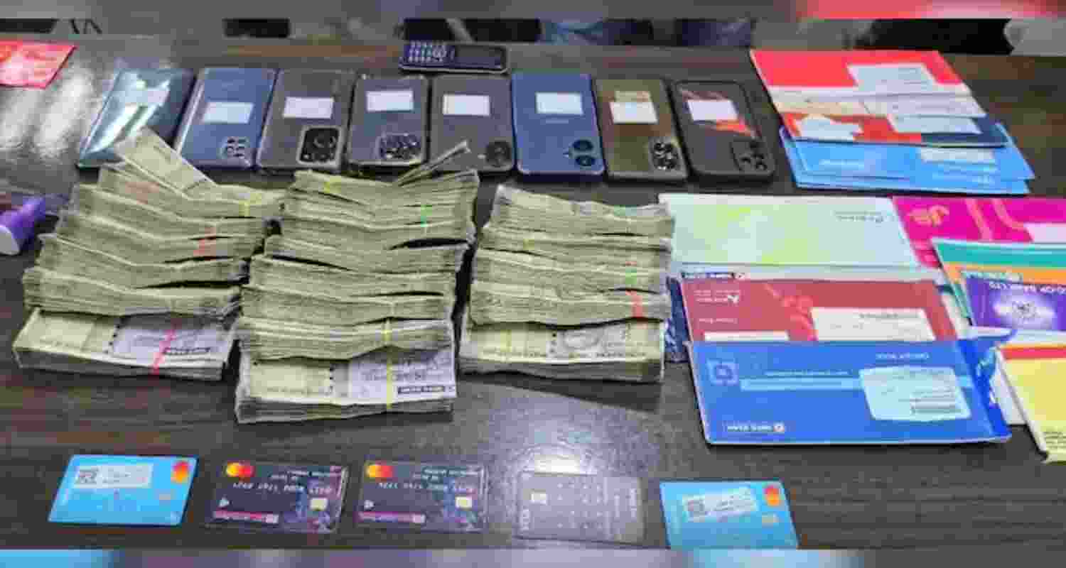 The items recovered from the accused.