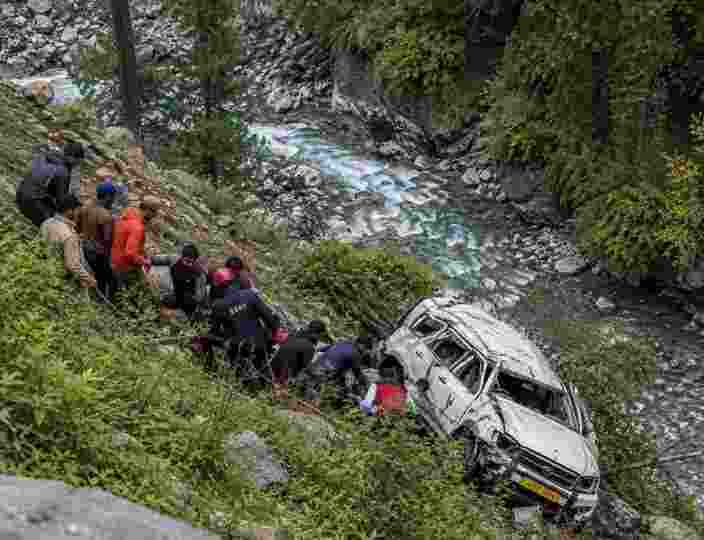 Tourist couple killed as vehicle falls into gorge near Pahalgam