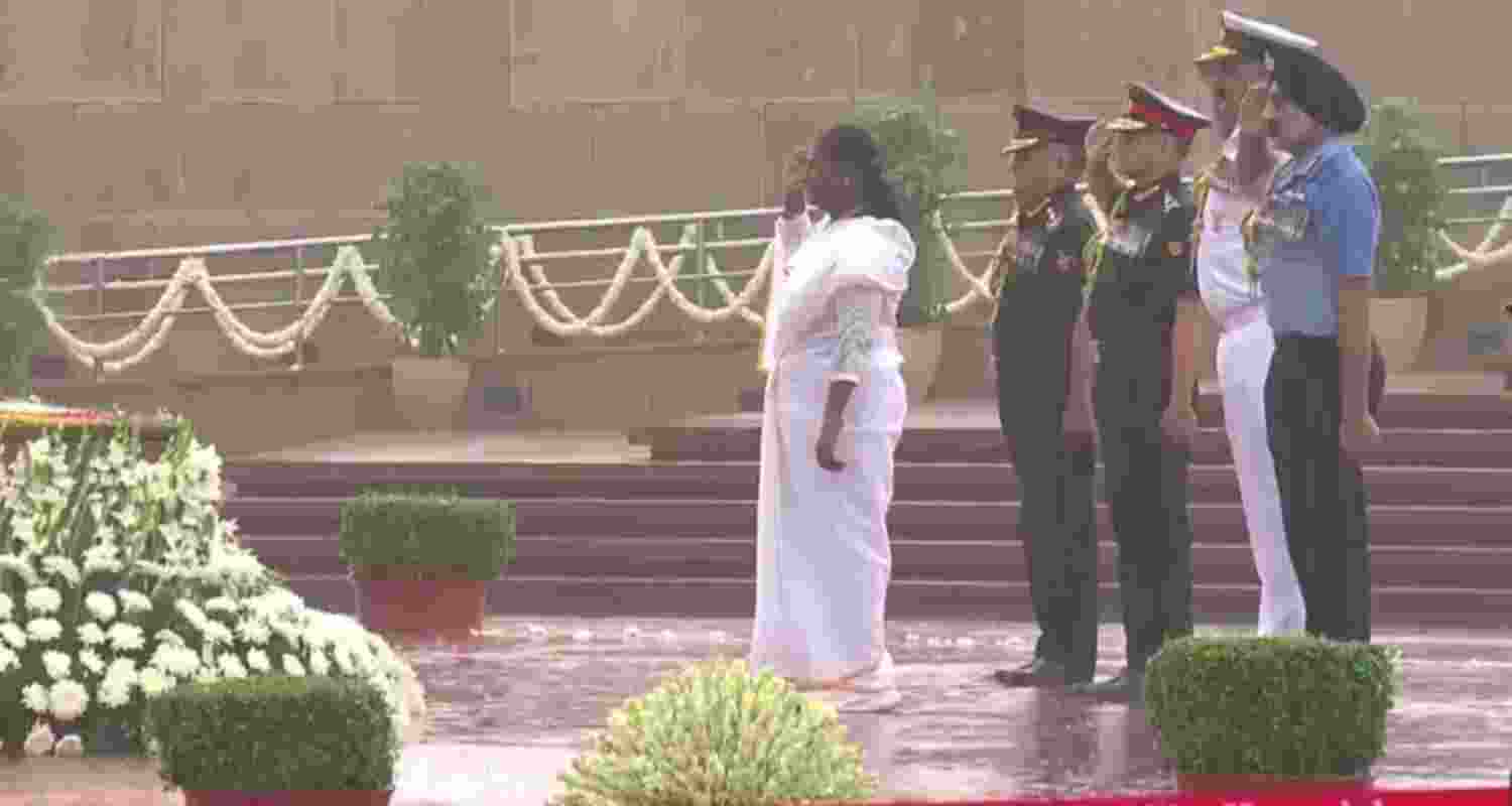 President Droupadi Murmu pays tributes to bravehearts at National War Memorial.